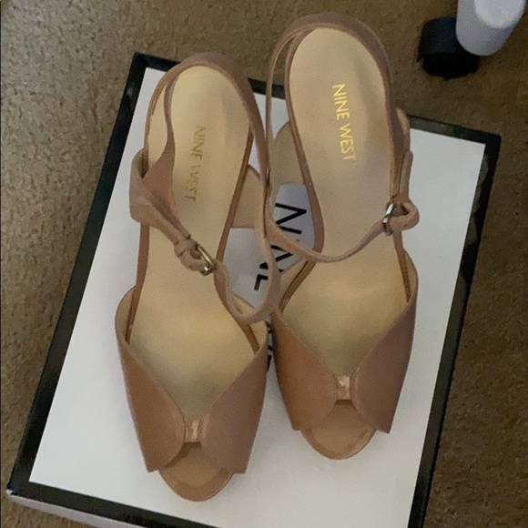 A Nine West nude high platform shoe - Picture 5 of 8